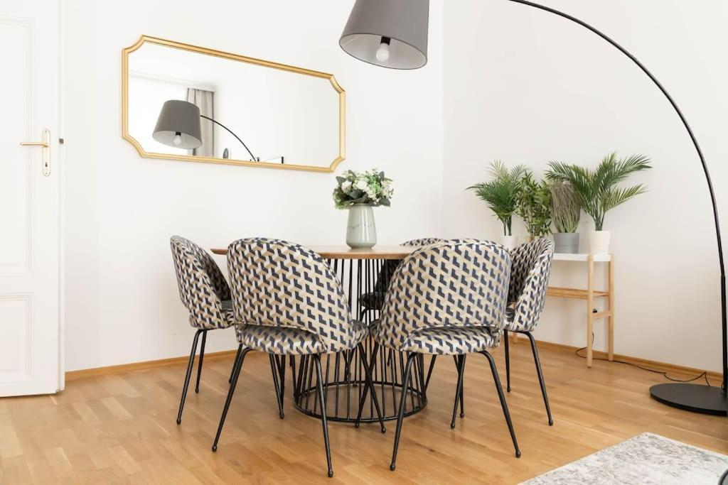 Franz 23 - Typical Viennese Apartment In The Heart Of Виена Екстериор снимка