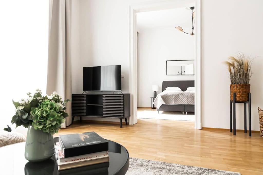 Franz 23 - Typical Viennese Apartment In The Heart Of Виена Екстериор снимка