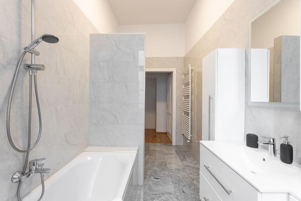 Franz 23 - Typical Viennese Apartment In The Heart Of Виена Екстериор снимка